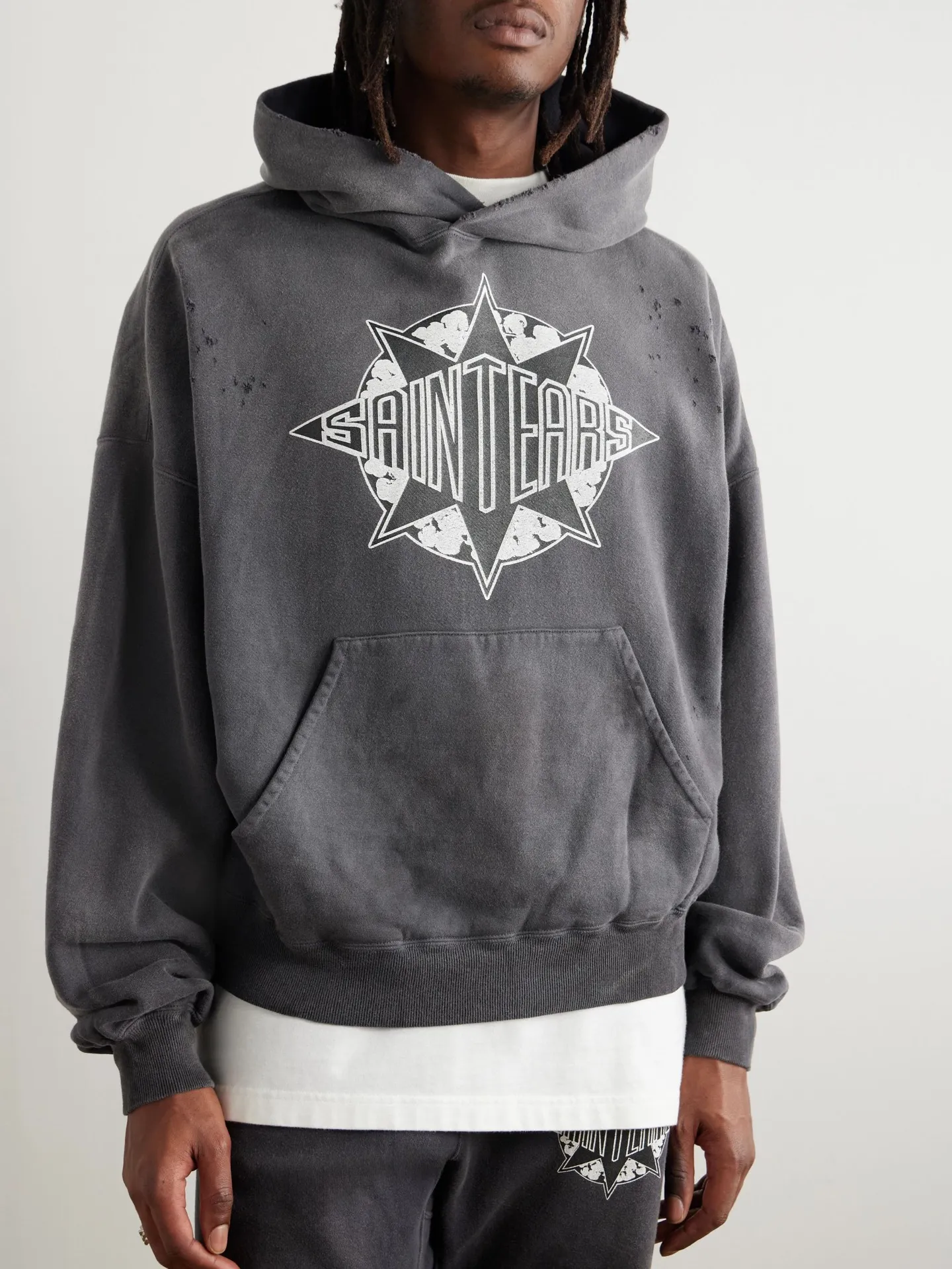DENIM TEARS x SAINT Mxxxxxx SAINT TEARS Hoodie/BLK Five-pointed star cotton hole-in-the-dark distressed hoodie, washed black S-XL Assute dyeing, whole piece sprayed with horse fade/horse weight, co-branded main mark/cotton wash mark/cherub mark, many hanging holes on the front and rear panels, the original version has the same loose fit